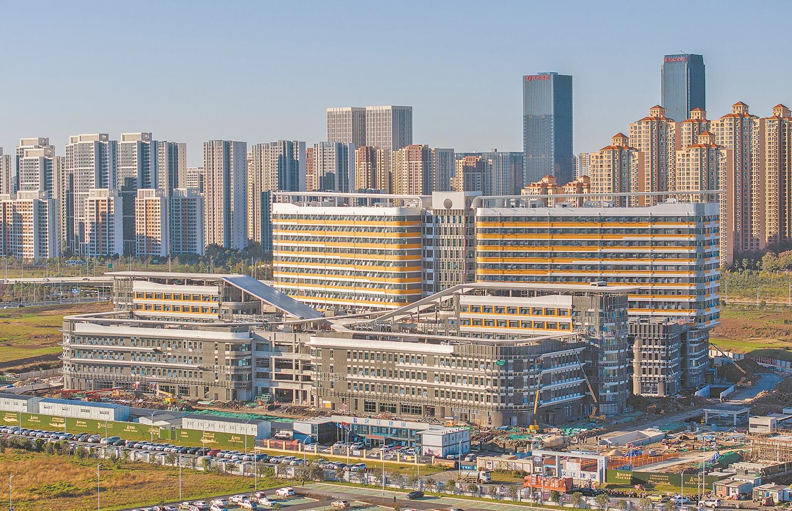 同济襄阳医院项目主体结构已全面封顶