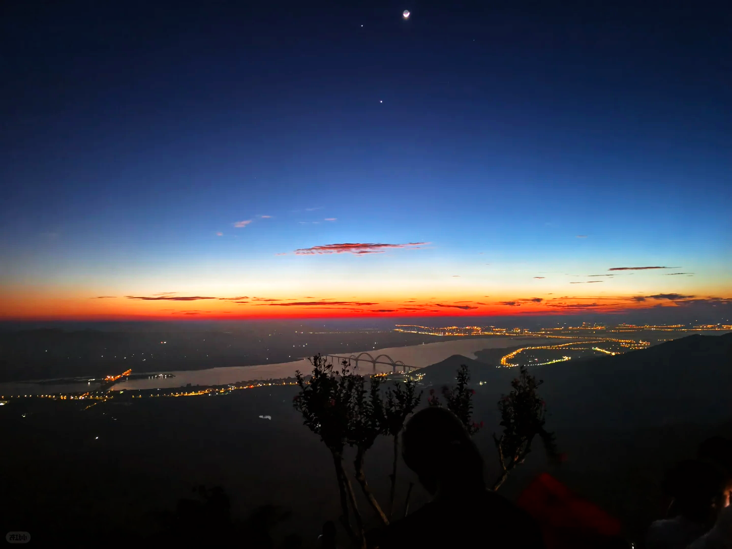 一座山，凭啥让襄阳人大半夜不睡觉去爬？