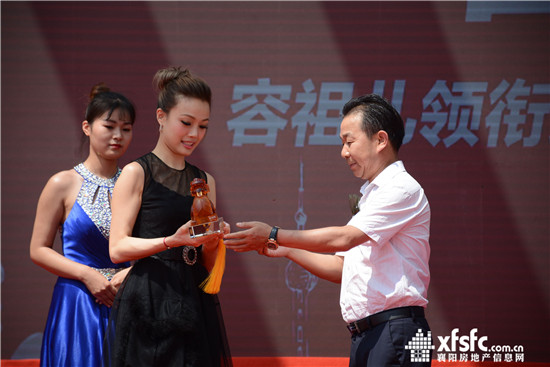 山河集团党委副书记余新平与容祖儿互赠礼品.jpg